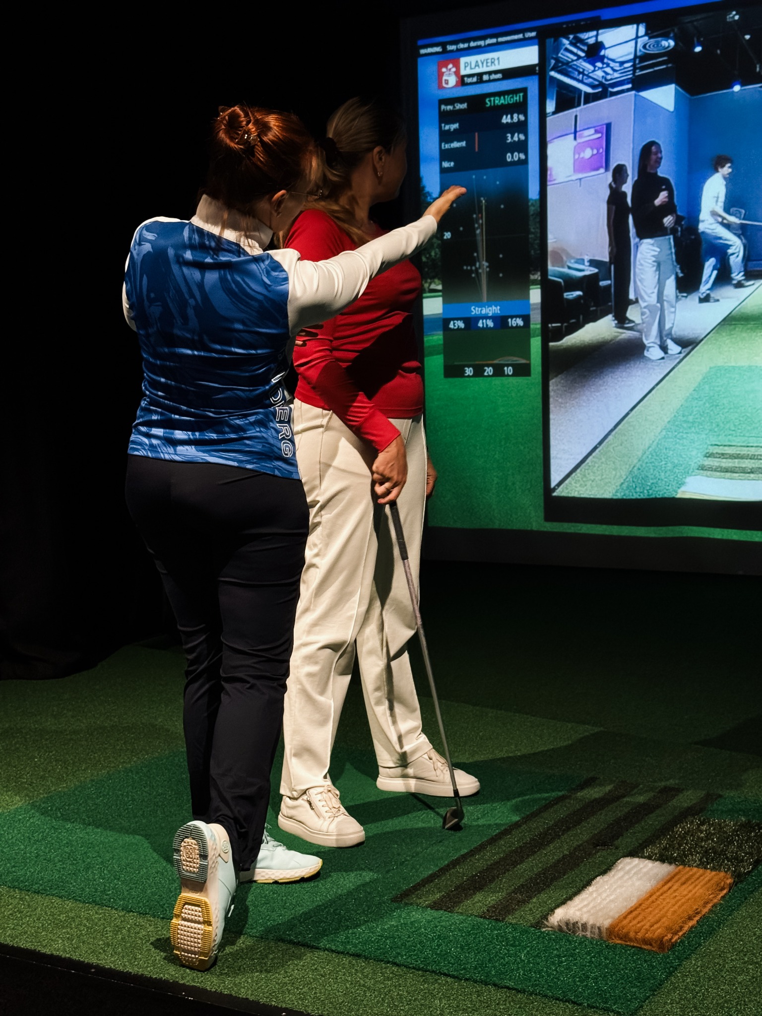 Разбор техники у экрана симулятора в Golf Arena