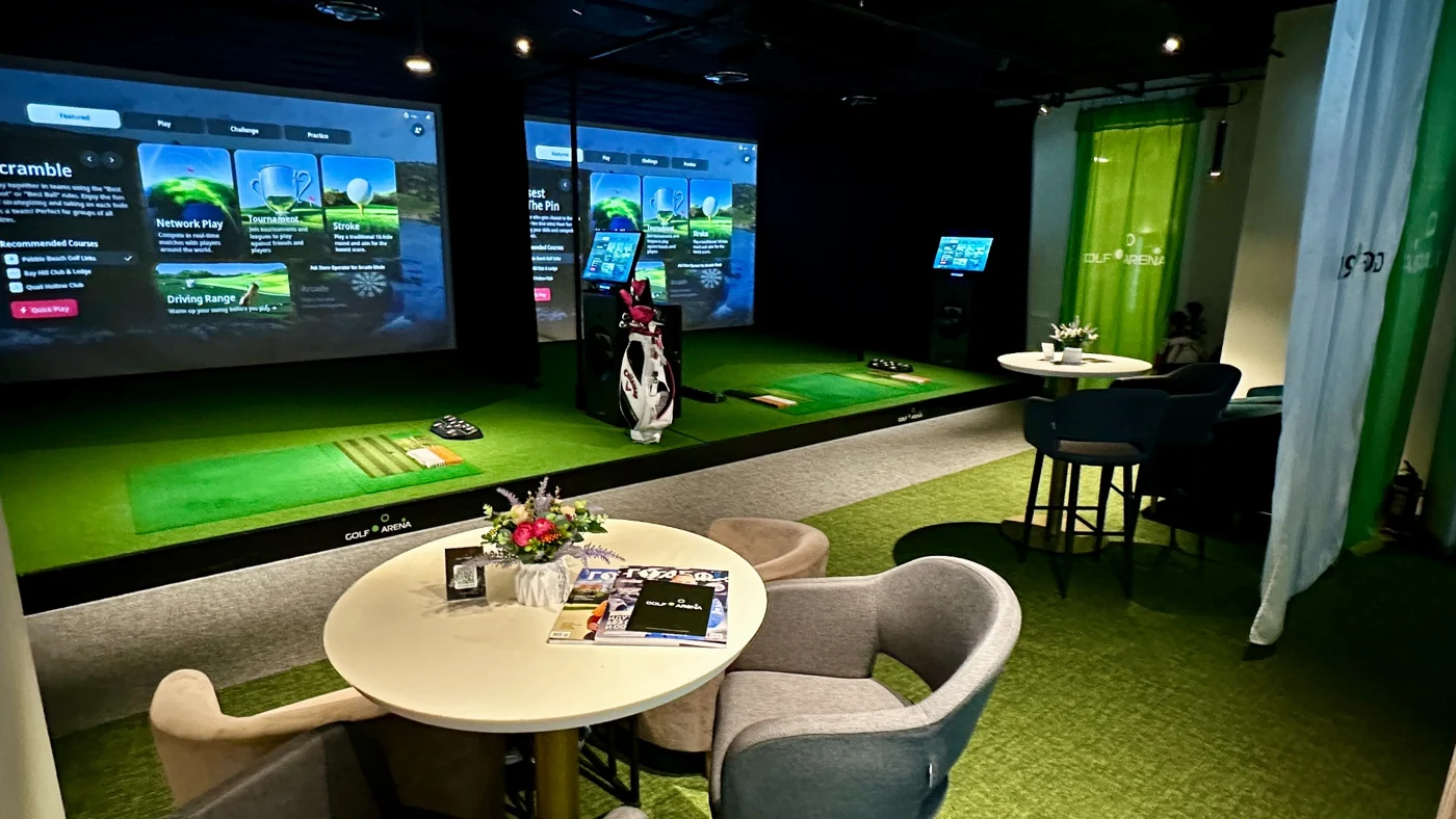 Симуляторы и зона отдыха в Golf Arena